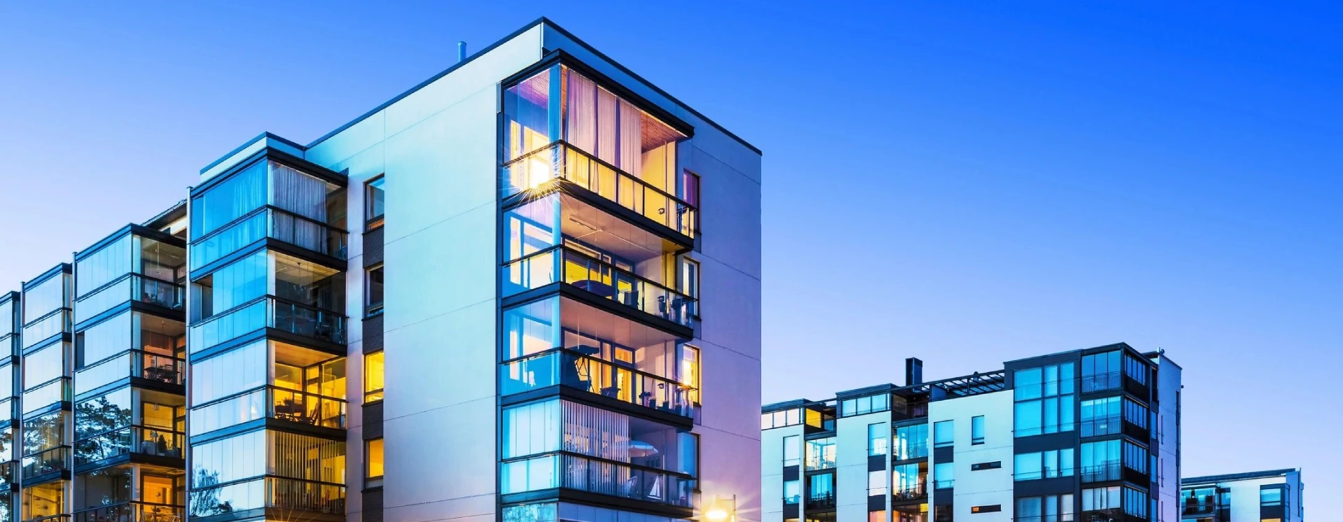 A building with many windows and balconies on the outside.